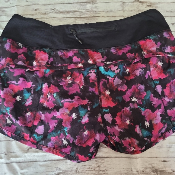 Lululemon Speed Shorts Sz 6 EUC - Picture 2 of 3